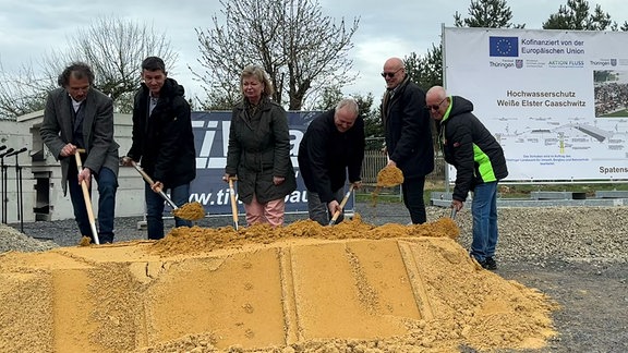 Erster Spatenstich für neues Werk in Gera mit: Mario Suckert, des Thüringer Umweltamtes (von links), Thüringens Umweltstaatssekretär Burkhard Vogel, der Greizer Landrätin Martina Schweinsburg, Marcel Möller von der Thüringer Landgesellschaft, Projektleiter Ulrich Kein und dem Caaschwitzer Bürgermeister Dieter Dröse