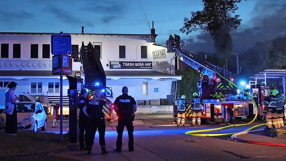 Feuerwehr bei Löscharbeiten