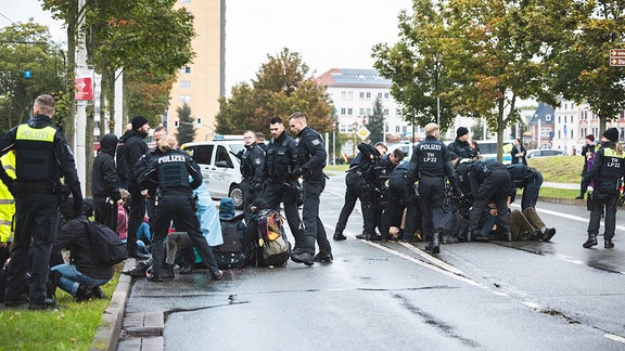 Zum Tag der Deutschen Einheit hatte Neonazi Christian Klar in Gera eine Demonstration aus dem rechten Spektrum angemeldet. Die Polizei löste eine Sitzblockade linker Gegendemonstranten auf.