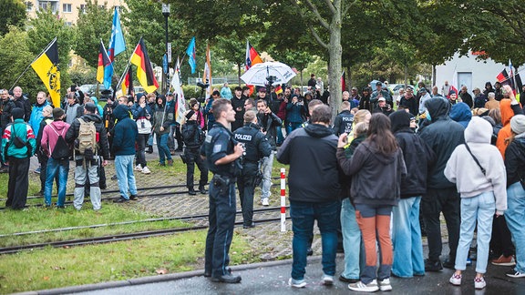 Zum Tag der Deutschen Einheit hatte Neonazi Christian Klar in Gera eine Demonstration aus dem rechten Spektrum angemeldet. Die Polizei löste eine Sitzblockade linker Gegendemonstranten auf.