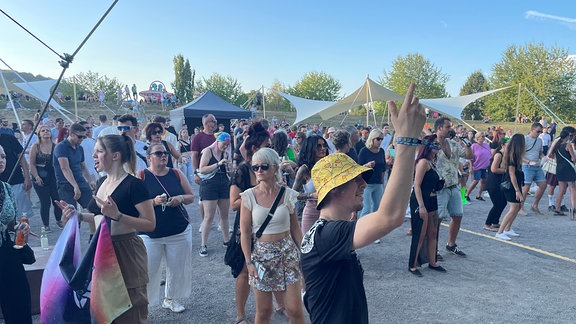 Menschen in Sommerkleidung tanzen vor der Bühne beim "Geht Raus"-Open Air in Gera