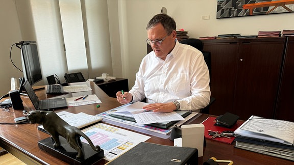 Kurt Dannenberg OB Gera sitzt in seinem Büro