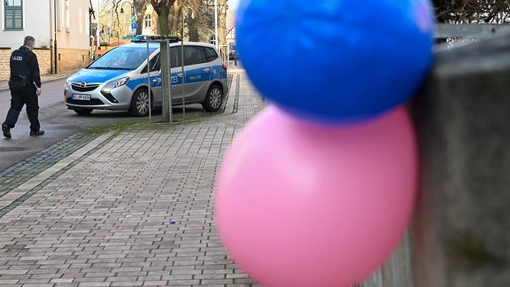 Luftballons hängen an einer Mauer