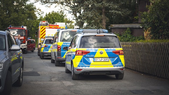 Polizei und Feuerwehr bei einem Einsatz in Gera wegen einer möglichen Bombe.