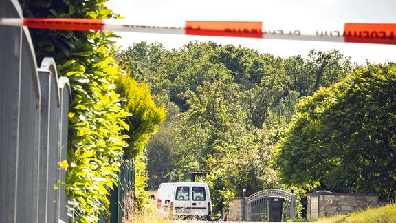 Polizei und Feuerwehr bei einem Einsatz in Gera wegen einer möglichen Bombe.