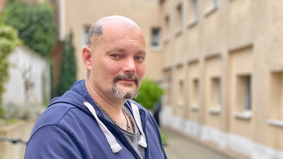 Ronny Geißler im Innenhof des Rasthaus Obolus in Gera