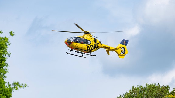 Rettungshubschrauber des ADAC, Christoph 1, beim Landeanflug