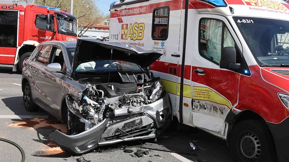 Eine Unfallstelle mit einem kaputten Auto.