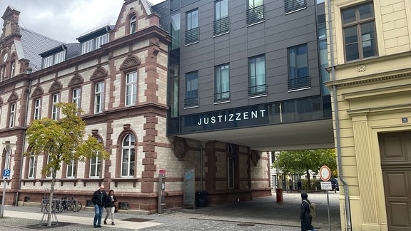 Das Justizzentrum von außen, eine Tordurchfahrt.