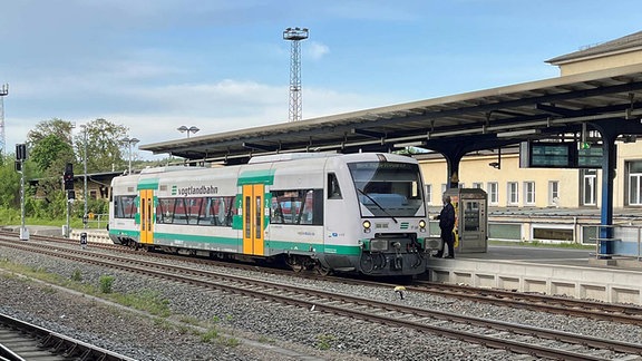 Ein Dieseltriebwagen in einem Bahnhof