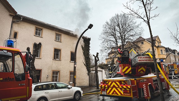 Rauch dringt aus einem Fenster.