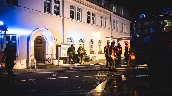 Einen Einsatz von Polizei und Feuerwehr gab es nach einem Brand in einem Pflegeheim. Ein Mann starb.