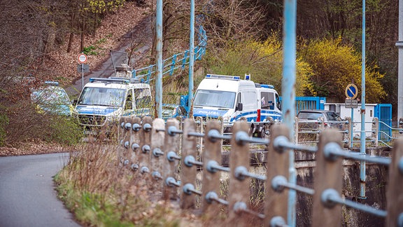 Polizeifahrzeuge vor Fabrikgelände