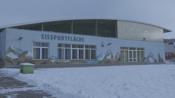 Die Greizer Eishalle mit Schnee davor