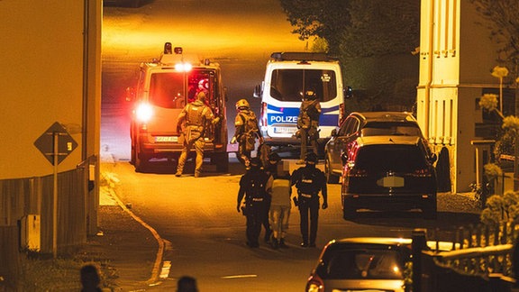 Polizeieinsatz an einer bewohnten Straße