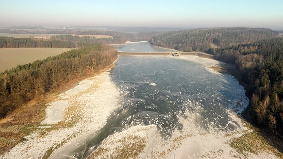 Talsperre Zeulenroda im Winter von oben.