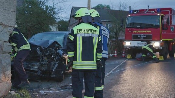 Ein Auto ist gegen eine Mauer gefahren.