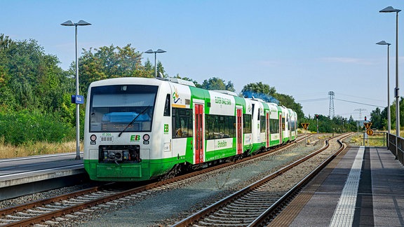 Triebwagen der Erfurter Bahn beim Halt in einem Bahnhof