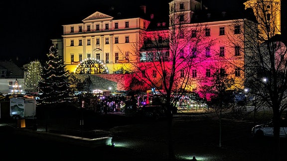 Weihnachtsmarkt im Schlossgarten in Greiz.