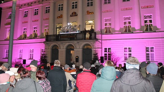 Der Schwibbogen auf dem Rathaus-Balkon in Zeulenroda-Triebes.