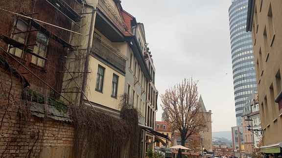 Ein Haus neben dem Uni-Turm in Jena.