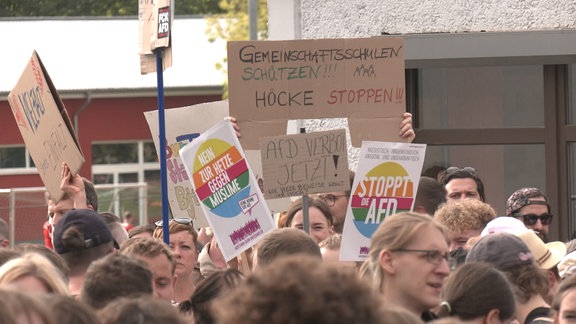 Demonstranten mit Plakaten