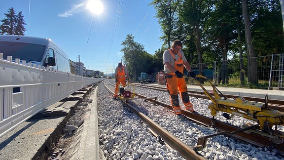 Bauarbeiter auf Baustelle an Gleisen in Jena Nord