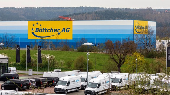 Eine Logistikhalle mit der Aufschrift Böttcher AG.