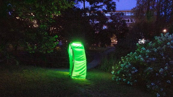 Eine leuchtende Skulptur im Botanischen Garten von Jena