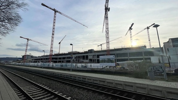 Baukräne arbeiten an der Baustelle am Jenaer Westbahnhof