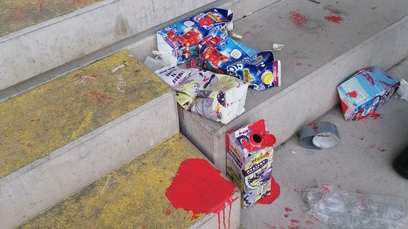 Eisteepackungen in denen rote Farbe war auf Stadiontreppen 