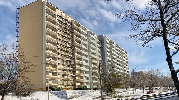 Ein Gerüst an einem Plattenbau in Jena.