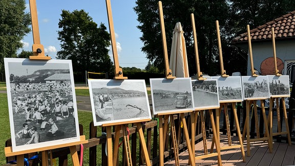 Historische Aufnahmen eines Schwimmbads auf Staffeleien.