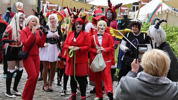 Besucher*innen der Comic- und Spiele-Messe "JenaCon“ posieren für ein Gruppenfoto.