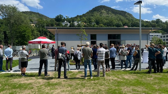 Menschen bei der Einweihung des neuen Leichtathletik-Stadions in Jena