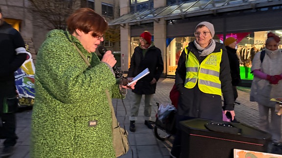 "Omas gegen Rechts" bei einer Kundgebung in Jena, Redebeitrag zu Beginn der Veranstaltung