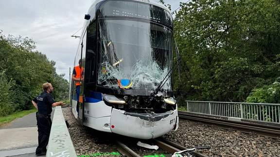 Straßenbahn mit beschädigter Front