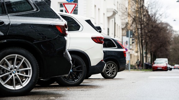 SUVs stehen schräg geparkt auf einem Parkstreifen am Straßenrand im Münchner Stadtteil Lehel.