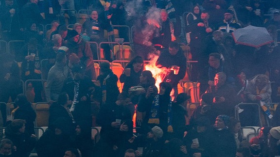 Schwere Fanausschreitungen, Spielunterbrechung wegen Pyrotechnik