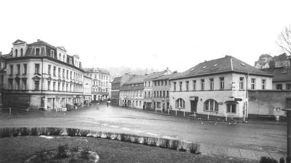 Eine alte schwarz-weiß Aufnahme einer großen Straße.