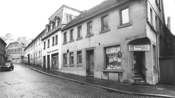 Eine alte schwarz-weiß Aufnahme einer Straße.