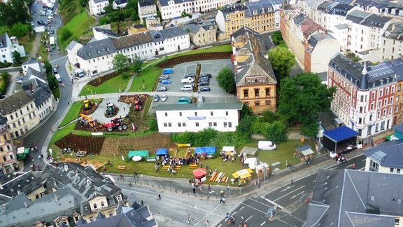 Eine Luftaufnahme mehrerer Häuser und Straßen.