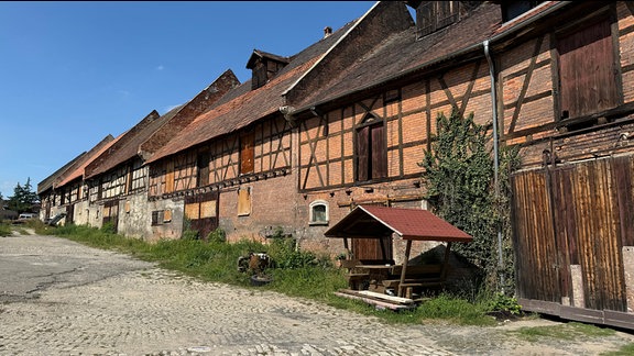 Ein Fchhausensemble entlang einer Pflasterstraße.