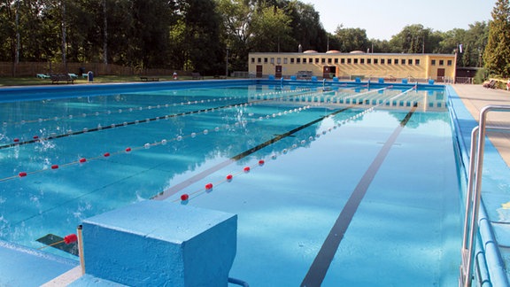 Schwimmerbecken mit Bahnen 