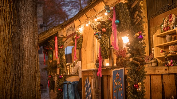 Eine Hütte auf dem Weihnachtsmarkt auf der Leuchtenburg.