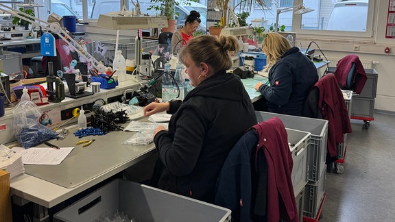 Mitarbeiterinnen im Büro von Schmeissner Sicherheitstechnik in Hermsdorf