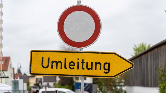 Straßensperrungs- und Umleitungsschild