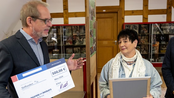 Lutz Gerlach von MDR THÜRINGEN überreicht Brion ihr Preisgeld