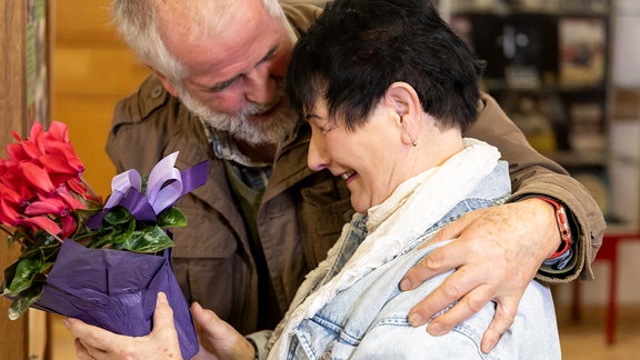 Steffi Brion erhält bei der Verleihung auch einen Blumenstrauß.