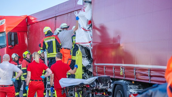 Rettungskräfte an Unfallstelle